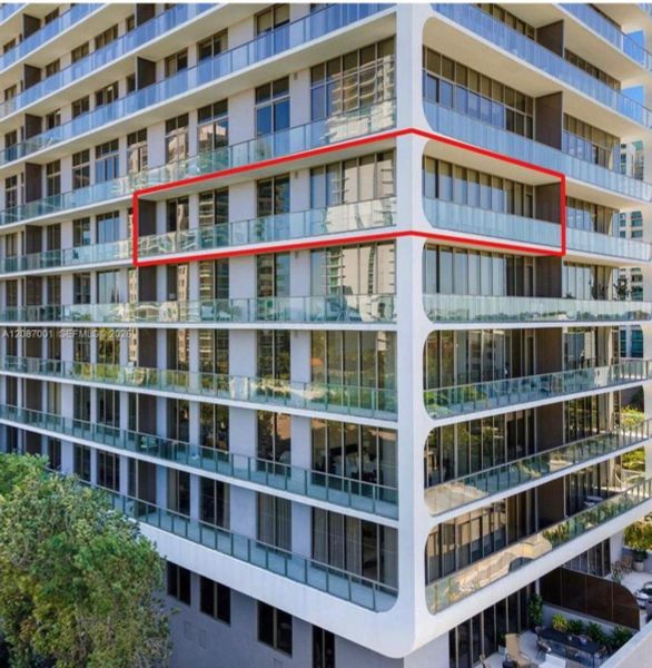 Condo located in Miami, FL showcasing its design and architecture (Image 4).