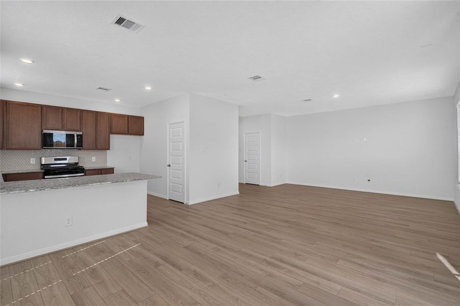 Spacious, unfurnished interior of a new home in Oakwood Trails, Tomball (Image 25). Spacious, unfurnished interior of a new home in Oakwood Trails, Tomball (Image 25).