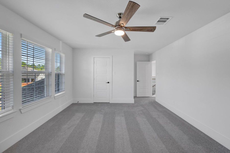 Spacious, unfurnished interior of a new home in Lone Star Landing, Montgomery (Image 38).