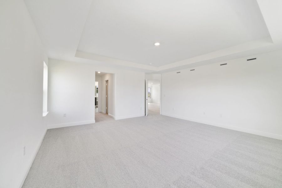 Spacious, unfurnished interior of a new home in Vintner Reserve, Clermont (Image 20).