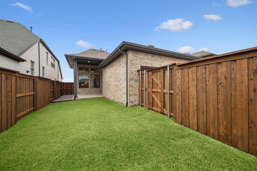 Exterior details and patio area of a home in Mantua Point Gardens, Van Alstyne (Image 3).