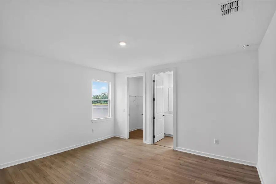 Spacious, unfurnished interior of a new home in Ardisia Park, New Smyrna Beach (Image 24).