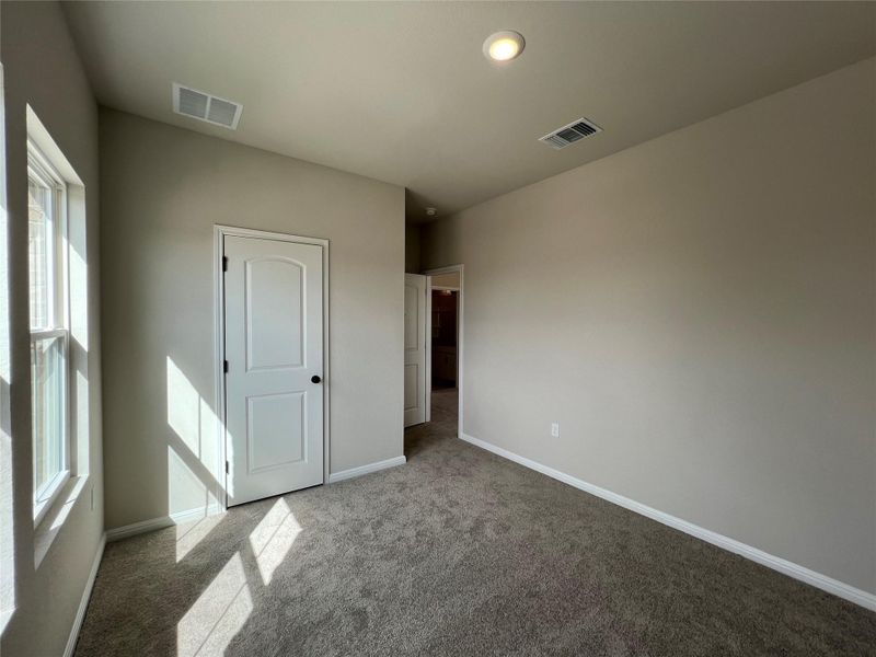 Spacious, unfurnished interior of a new home in Rolling Glen, Hutto (Image 18).