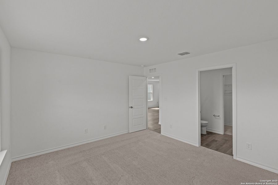 Spacious, unfurnished interior of a new home in Meadows at Clear Springs, New Braunfels (Image 13).