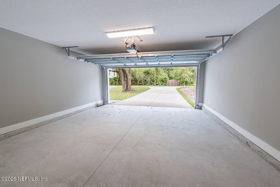 Spacious, unfurnished interior of a new home in , Florahome (Image 37).