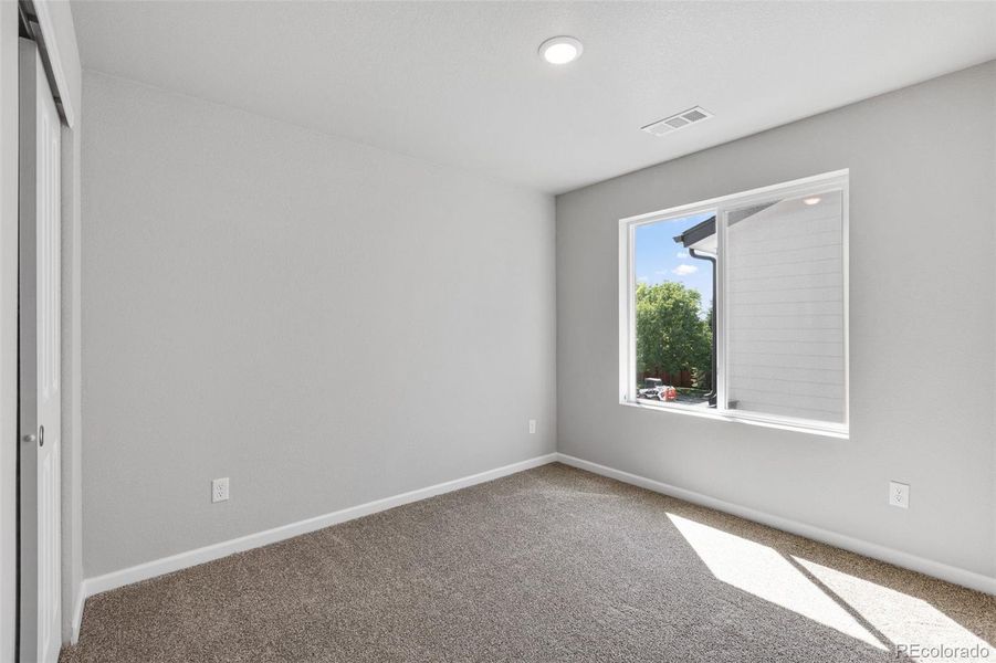 Spacious, unfurnished interior of a new home in Spring Valley, Longmont (Image 15).
