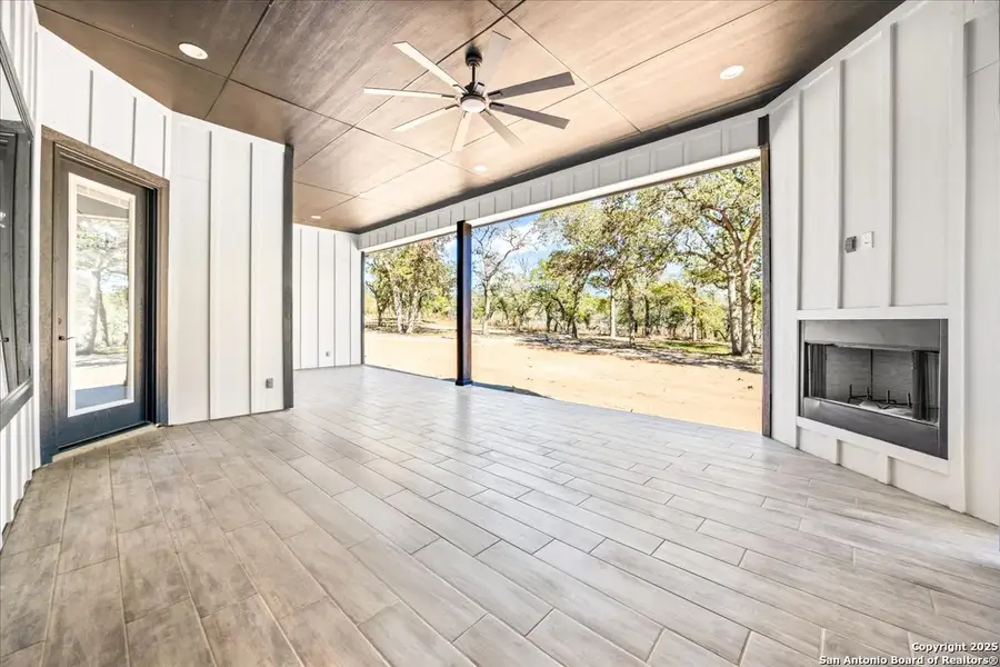 Exterior details and patio area of a home in , La Vernia (Image 2).