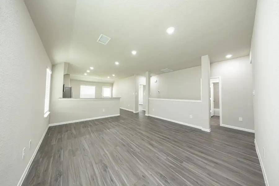 Spacious, unfurnished interior of a new home in Mackenzie Creek, Conroe (Image 8).