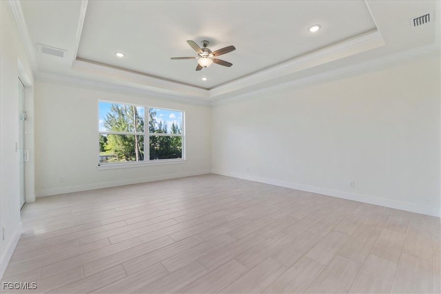 Spacious, unfurnished interior of a new home in Cape Coral, Cape Coral (Image 33).