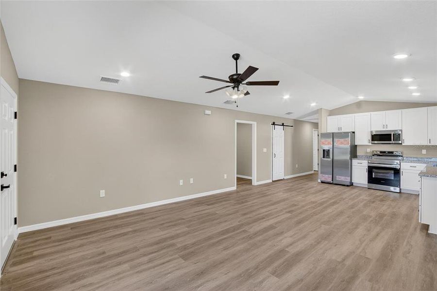 Spacious, unfurnished interior of a new home in , Fort Meade (Image 8).