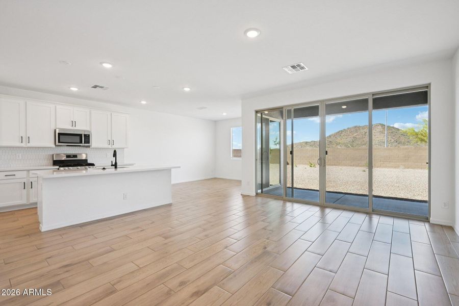 6-web-or-mls-77th Dr-S1403-006