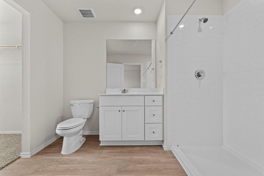 Furnished interior view inside a new home in Ladera, Luling (Image 7).