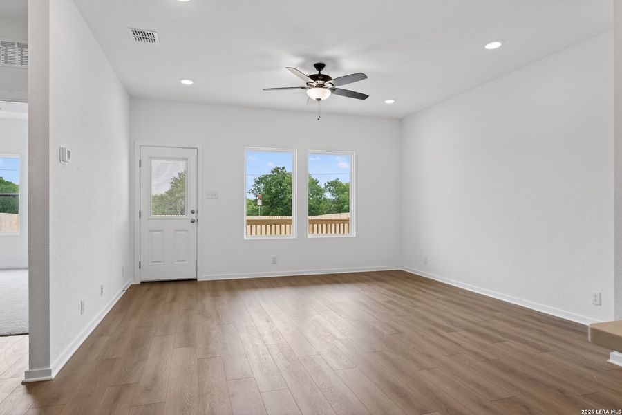 Spacious, unfurnished interior of a new home in Hennersby Hollow, San Antonio (Image 25).