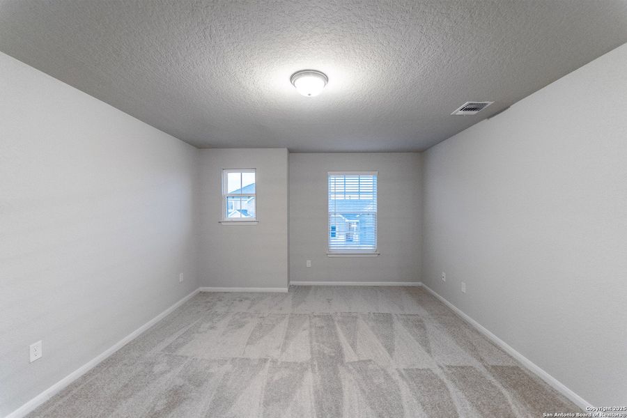 Spacious, unfurnished interior of a new home in Hennersby Hollow, San Antonio (Image 12).