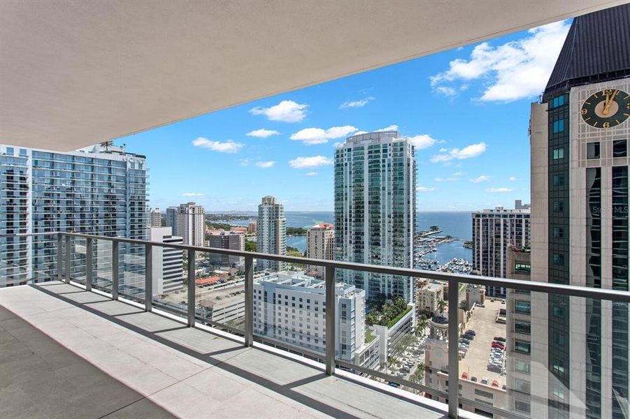Condo located in St. Petersburg, FL showcasing its design and architecture (Image 16).