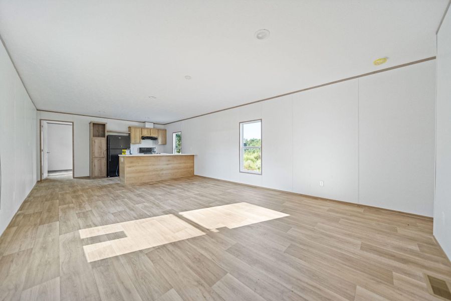Spacious, unfurnished interior of a new home in , St. Matthews (Image 17).
