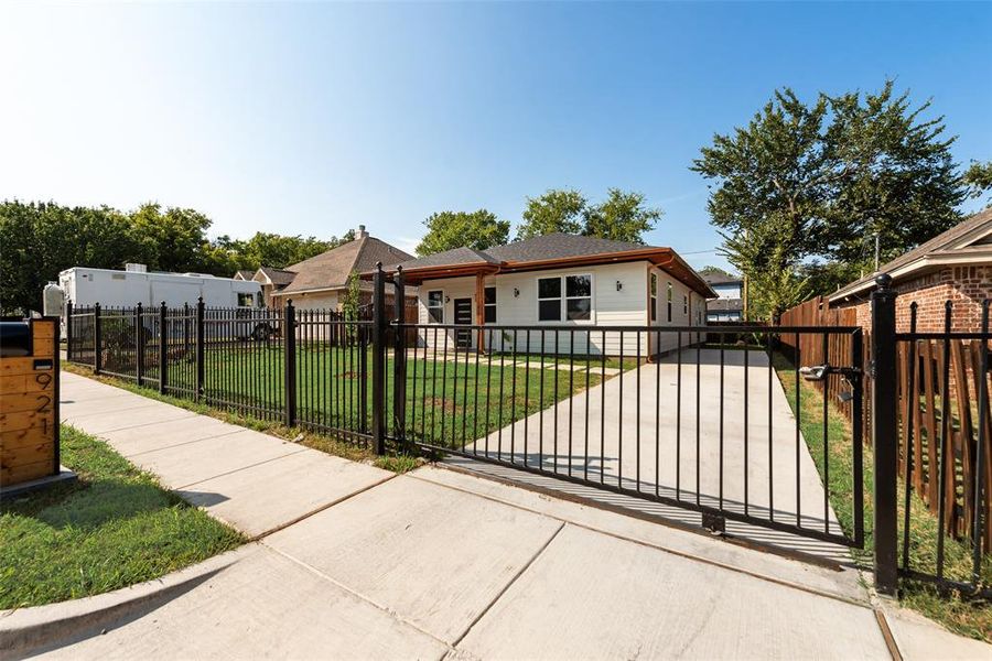 Front exterior of a new home in , Fort Worth, TX, highlighting curb appeal (Image 20). Front exterior of a new home in , Fort Worth, TX, highlighting curb appeal (Image 20).