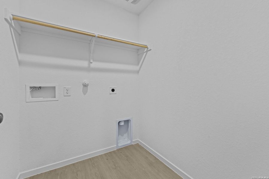 Spacious, unfurnished interior of a new home in Spring Grove, St. Hedwig (Image 17).