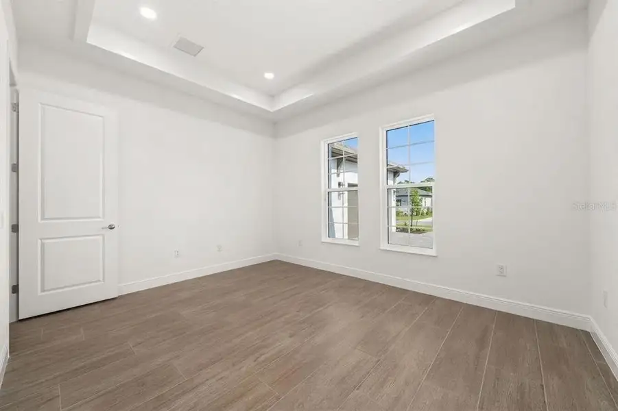 Spacious, unfurnished interior of a new home in , Sarasota (Image 42).