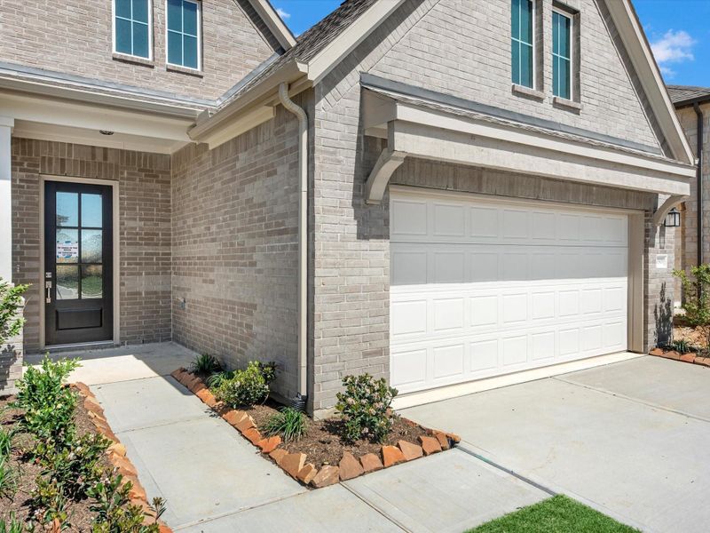 Exterior details and patio area of a home in Wildrye, Waller (Image 4).