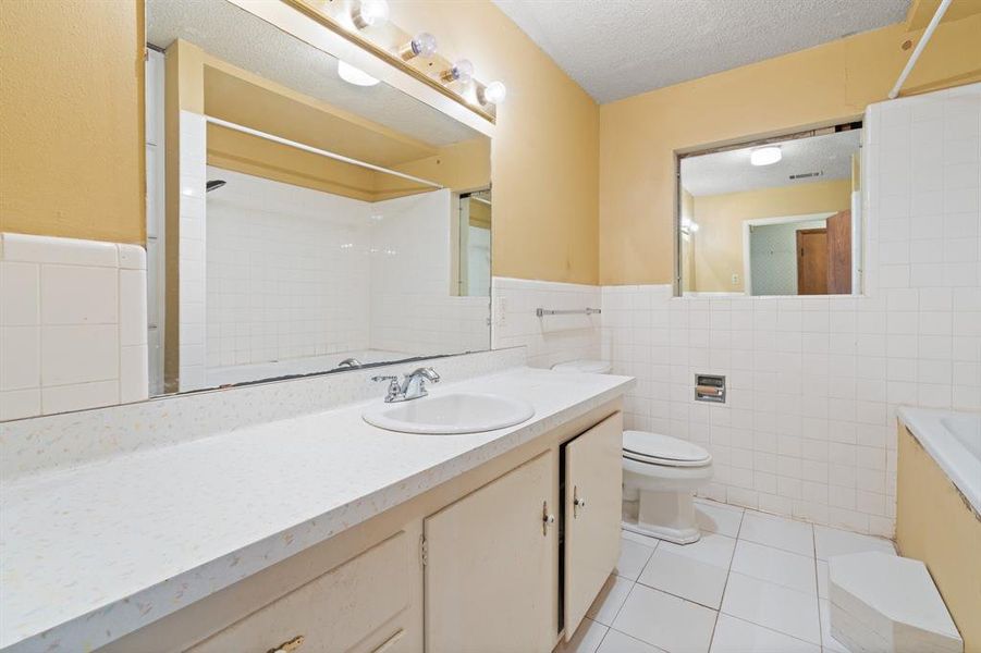 Furnished interior view inside a new home in , Alvarado (Image 6).