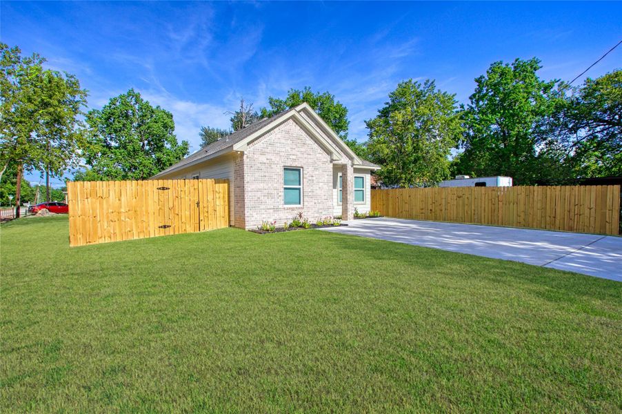 Exterior details and patio area of a home in , Navasota (Image 18).