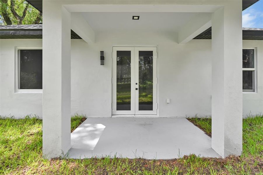 Exterior details and patio area of a home in , Dunnellon (Image 25).