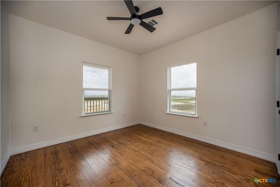 Spacious, unfurnished interior of a new home in , Port Lavaca (Image 23).