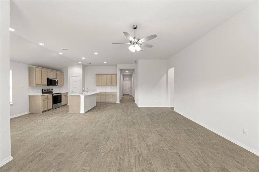 17. 3229 Timineri - Family (3) 17. 3229 Timineri - Family (3)