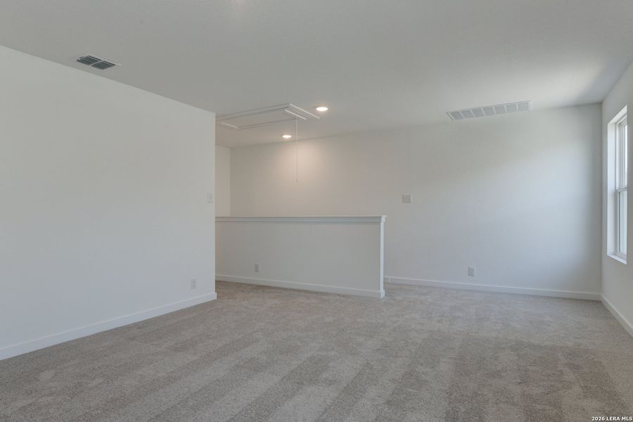Spacious, unfurnished interior of a new home in Nopal Valley, San Antonio (Image 19).