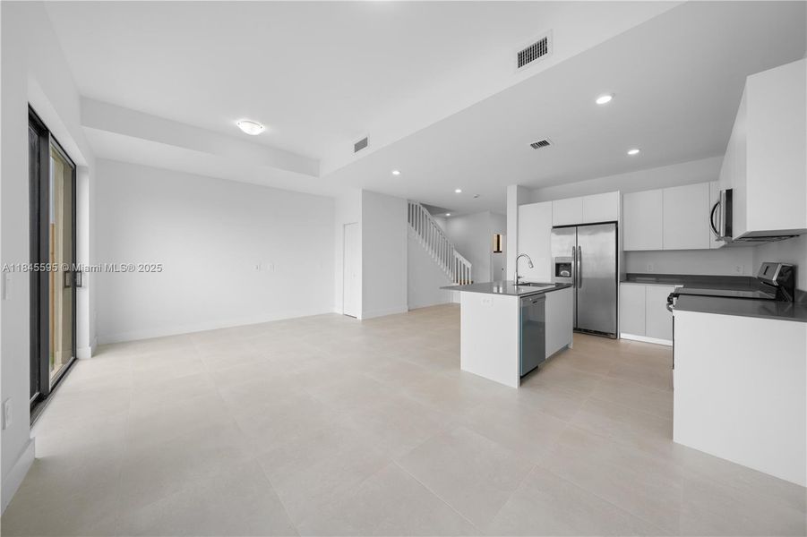 Spacious, unfurnished interior of a new home in , Florida City (Image 24).