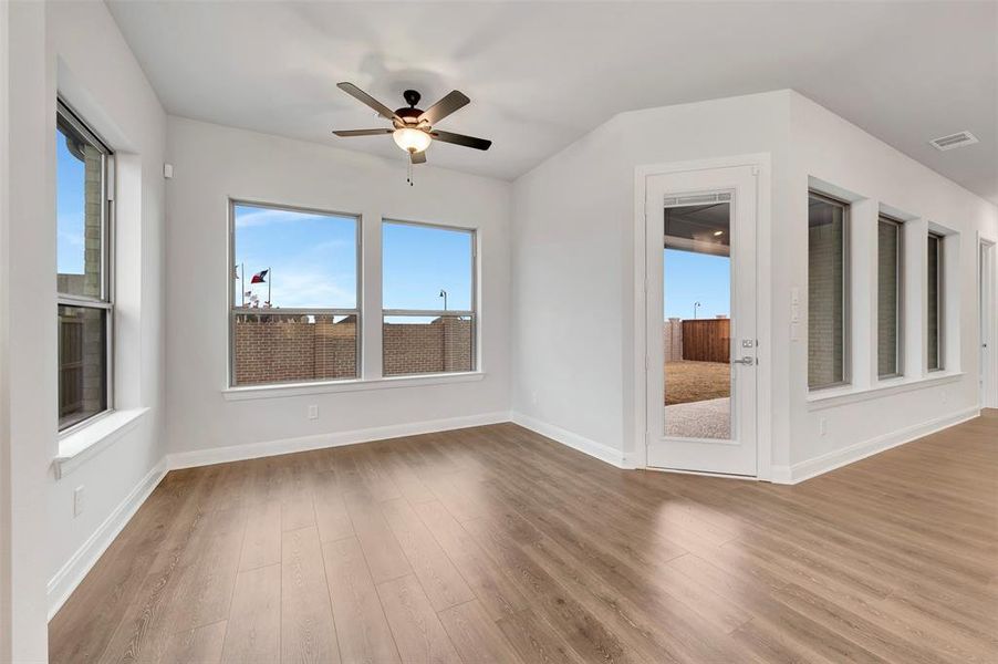 Spacious, unfurnished interior of a new home in Myrtle Creek, Waxahachie (Image 33).