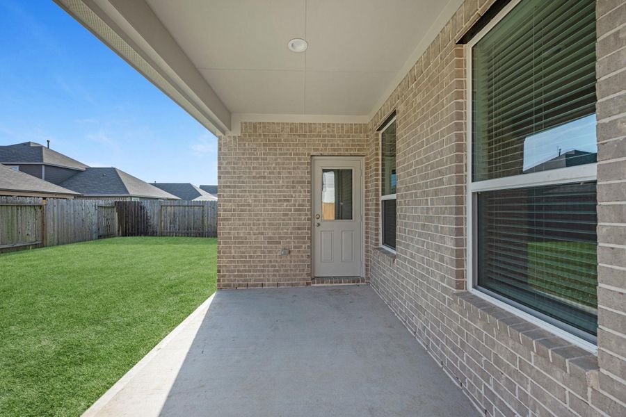 Exterior details and patio area of a home in Beacon Hill, Waller (Image 4).