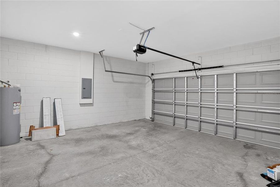 Spacious, unfurnished interior of a new home in , Citrus Springs (Image 10).