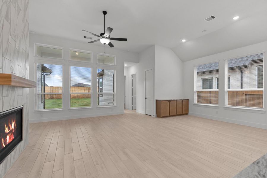 Spacious, unfurnished interior of a new home in Blue Heron, Mont Belvieu (Image 19).