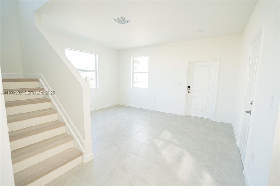 Spacious, unfurnished interior of a new home in Acacia Groves, Miami (Image 39).