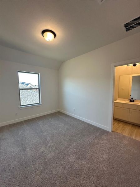 Spacious, unfurnished interior of a new home in Cross Creek West, Fulshear (Image 24).