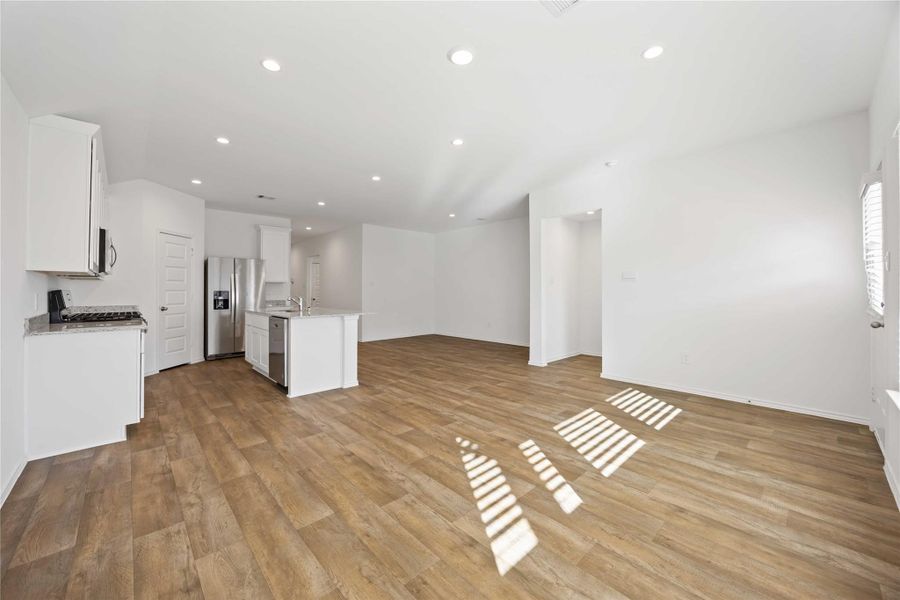 Spacious, unfurnished interior of a new home in Tamarron, Fulshear (Image 24).