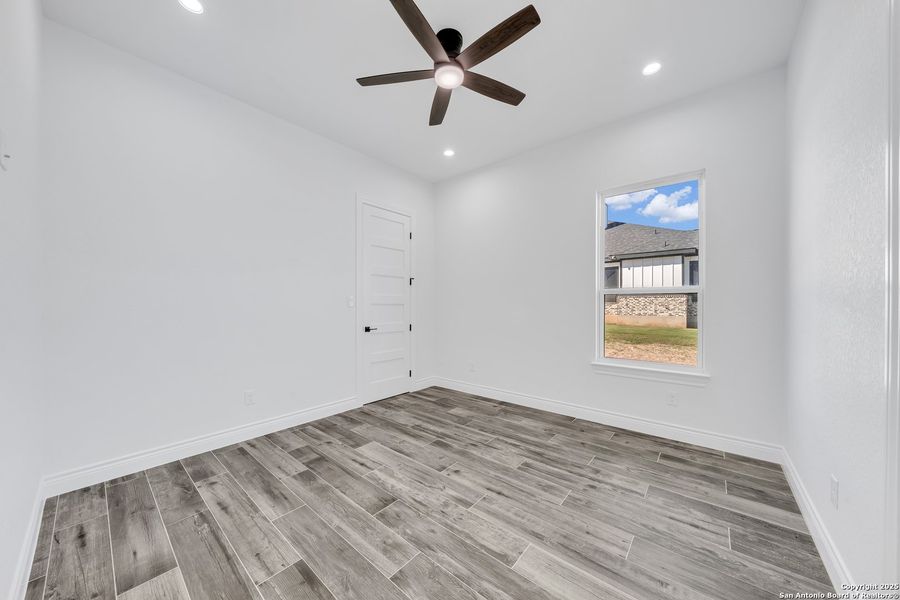 Spacious, unfurnished interior of a new home in , La Vernia (Image 25).