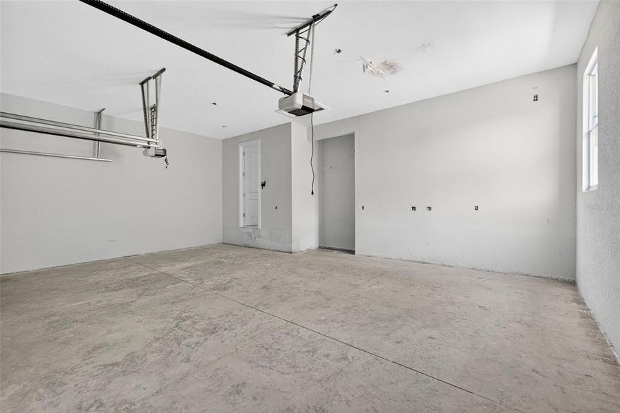 Spacious, unfurnished interior of a new home in , Port Charlotte (Image 13).