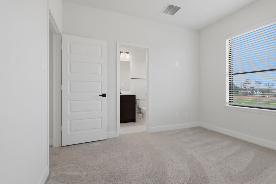 Spacious, unfurnished interior of a new home in Sienna, Missouri City (Image 19).