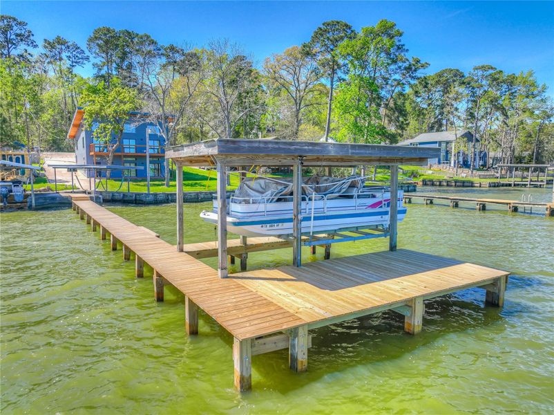 ENJOY BOAT  DECK AND 2 BOAT HOUSES