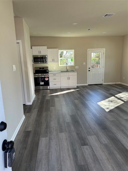 Spacious, unfurnished interior of a new home in , Beaumont (Image 6).