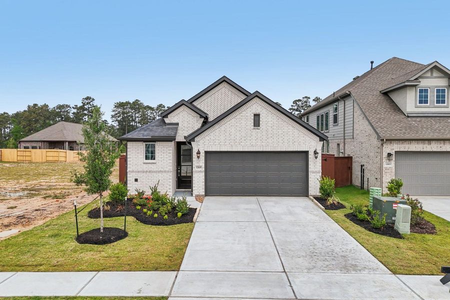 Front exterior of a new home in Evergreen 40', Conroe, TX, highlighting curb appeal (Image 18).