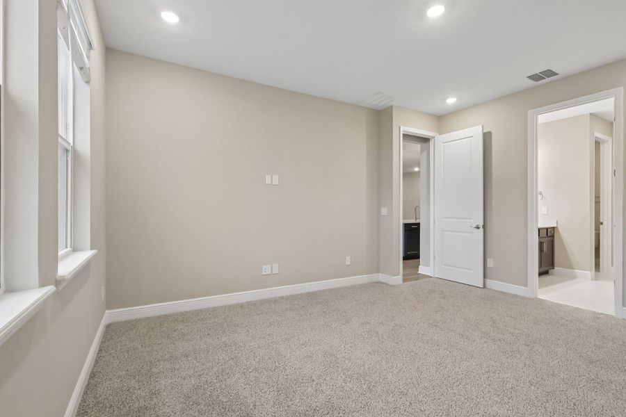 Spacious, unfurnished interior of a new home in Legends Preserve - Signature Series, Daytona Beach (Image 13).