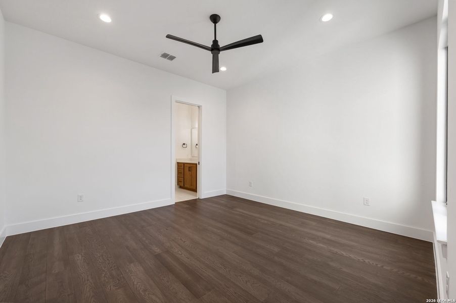 Spacious, unfurnished interior of a new home in , Kingsland (Image 20).