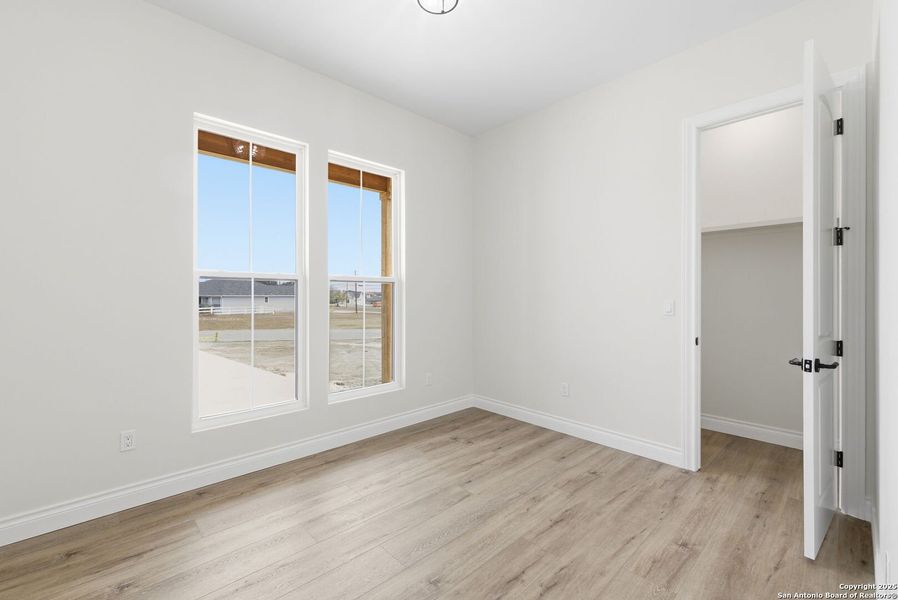 Spacious, unfurnished interior of a new home in , Bandera (Image 22).