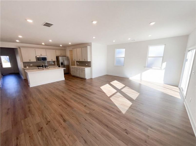 Spacious, unfurnished interior of a new home in , Sharpsburg (Image 13).