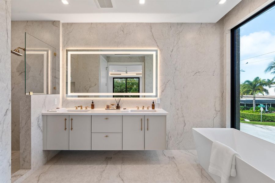PRIMARY_BATHROOM_STRAIGHT_DT