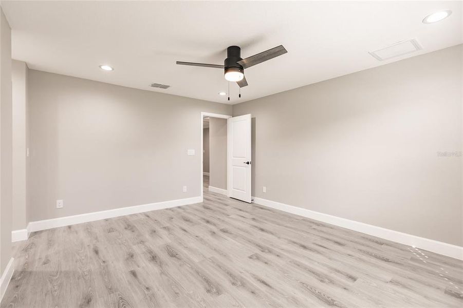 Spacious, unfurnished interior of a new home in , Cape Coral (Image 29).